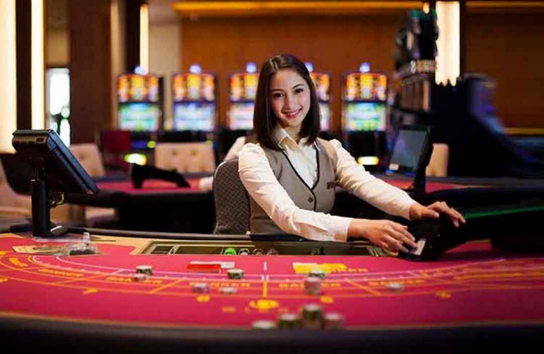 Nữ Dealer xinh đẹp tại Kampong Som City Casino